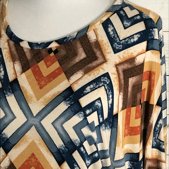 Geometric Print Top - Picture 2 of 5